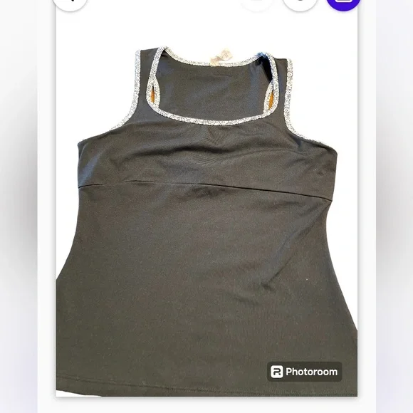 Shanghai red activewear tank. With built-in bra   Size medium. - Picture 4 of 12